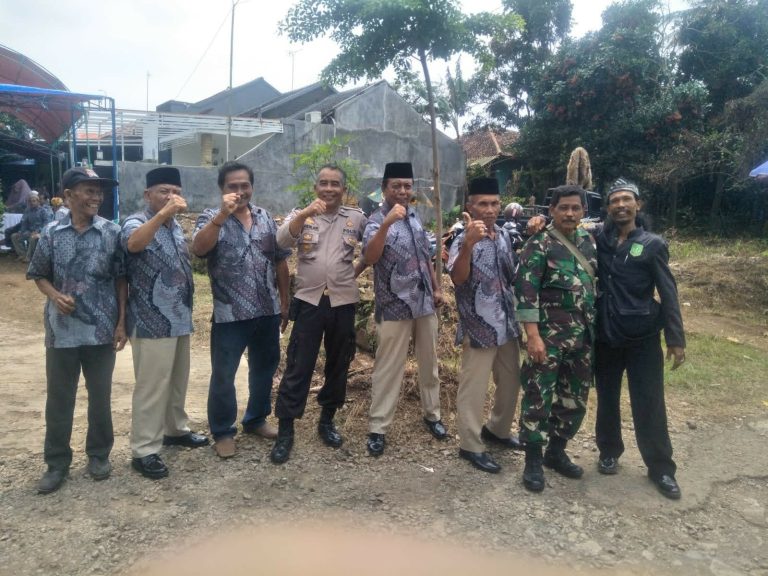 Bhabinkamtibmas Polsek Purwakarta polres Purwakarta dan Babinsa Bersama Aparat Pemerintahan Desa Ciptakan Situasi Yang Kondusif