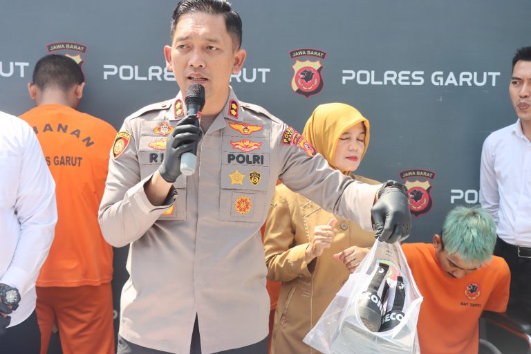 Polres Garut Gelar Press Release Tindak Pidana Pencurian Kendaraan R-2 Dan Tindak Pidana Pertolongan Jahat (Tadah)