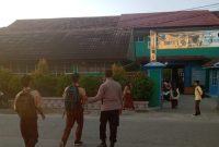 Polsek Cilamaya Polres Karawang Turunkan Anggota Lakukan Pengaturan Lalu Lintas Guna Mencegah Kemacetan Arus Lalu Lintas di Pagi Hari