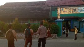 Polsek Cilamaya Polres Karawang Turunkan Anggota Lakukan Pengaturan Lalu Lintas Guna Mencegah Kemacetan Arus Lalu Lintas di Pagi Hari