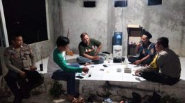 Personil Polsek Majalaya Polres Karawang Temani Warga Ngaronda Dini Hari Dalam Rangka Pemeliharaan Kamtibmas