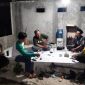Personil Polsek Majalaya Polres Karawang Temani Warga Ngaronda Dini Hari Dalam Rangka Pemeliharaan Kamtibmas