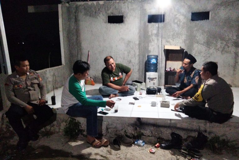 Personil Polsek Majalaya Polres Karawang Temani Warga Ngaronda Dini Hari Dalam Rangka Pemeliharaan Kamtibmas