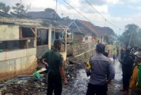 Polsek Sukawening Polres Garut Cek TKP Kebakaran Rumah Permanen