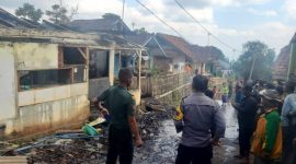 Polsek Sukawening Polres Garut Cek TKP Kebakaran Rumah Permanen