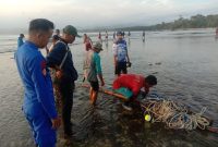 Kapal Nelayan Tergulung Ombak Sat Polairud Polres Garut Bantu Evakuasi