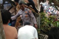 Polsek Malangbong Polres Garut Cek TKP Kebakaran Rumah Permanen