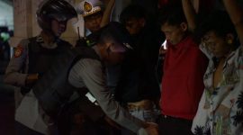 Tim Gabungan Patroli PREKAT Polres Karawang Lakukan Patroli Humanis Bubarkan Remaja Yang Sedang Nongkrong
