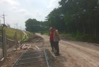 Pastikan Tidak Ada Gangguan Kamtibmas Anggota Polsek Jatiluhur Polres Purwakarta Laksanakan Pengamanan di Jalur Perlintasan KCJB