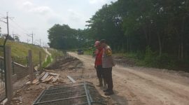 Pastikan Tidak Ada Gangguan Kamtibmas Anggota Polsek Jatiluhur Polres Purwakarta Laksanakan Pengamanan di Jalur Perlintasan KCJB