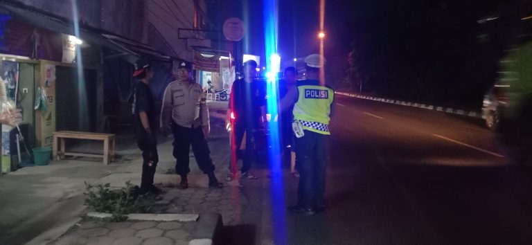 Cegah Aksi Kriminal Malam Polsek Bungursari Polres Purwakarta Lakukan Patroli Blue Light