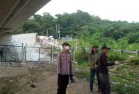 Jaga Keamanan Polsek Jatiluhur Polres Purwakarta Kerap Himbau Warga Terkait Perlintasan Jalur Kereta Cepat Jakarta-Bandung