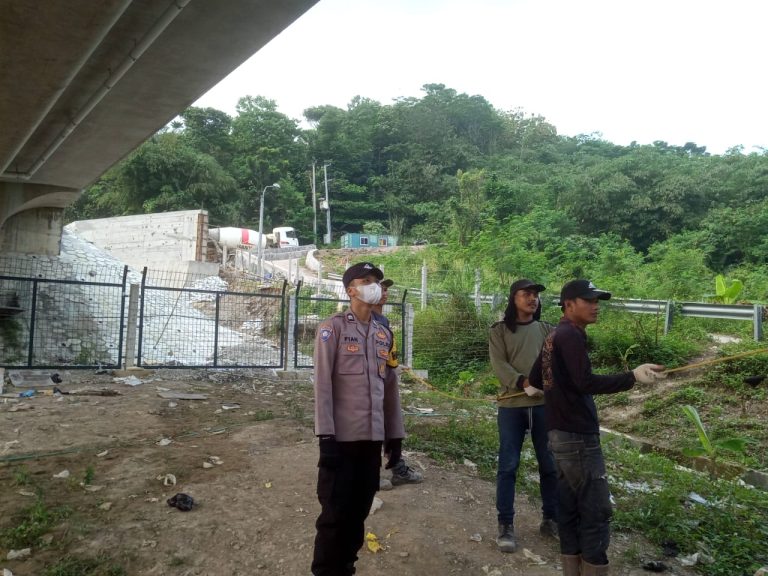 Jaga Keamanan Polsek Jatiluhur Polres Purwakarta Kerap Himbau Warga Terkait Perlintasan Jalur Kereta Cepat Jakarta-Bandung