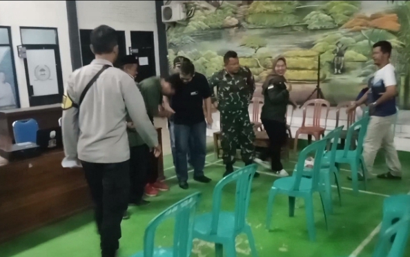 Unit Patroli Polsek Purwakarta Polres Purwakarta Berikan Himbauan Juru Parkir di Jalan Sudirman 