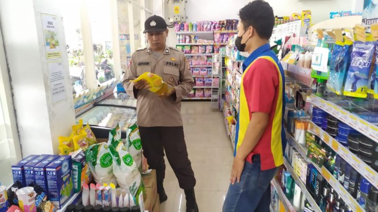 Bhabinkamtibmas Polsek Purwakarta Polres Purwakarta Sambangi Karyawan Alfamart Berikan Himbauan Kamtibmas