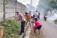Giat Kerja Bakti Bersama Warga Bentuk Kepedulian Anggota Bhabinkamtibmas Polsek Sukatani Polres Purwakarta Menjaga Lingkungan
