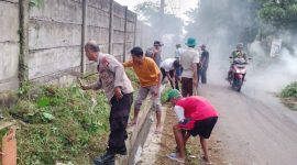 Giat Kerja Bakti Bersama Warga Bentuk Kepedulian Anggota Bhabinkamtibmas Polsek Sukatani Polres Purwakarta Menjaga Lingkungan
