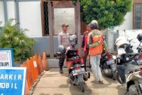 Unit Patroli Polsek Purwakarta Berikan Himbauan Kepada Jungkir (Juru Parkir) di Jalan Sudirman Purwakarta