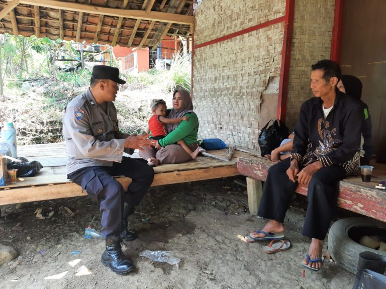 Bhabinkamtibmas Polsek Darangdan Polres Purwakarta Sambangi Warga Untuk Sampaikan Himbauan Kamtibmas 
