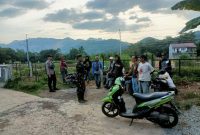 Polsek Sukatani Polres Karawang dan Babinsa Berikan Himbauan Kamtibmas