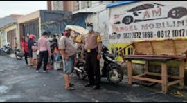 Unit Patroli Polsek Purwakarta Berikan Himbauan kepada Jungkir di Jalan Sudirman Purwakarta