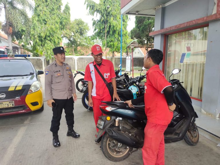 Bhabinkamtibmas Polsek Purwakarta Sambangi Karyawan SPBU Berikan himbauan Kamtibmas