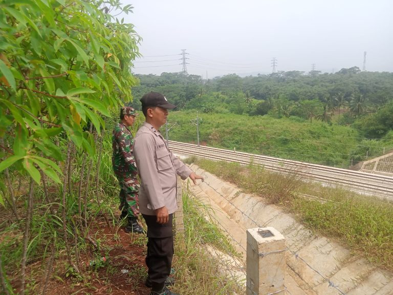 Bhabinkamtibmas Polsek Darangdan Polres Purwakarta dan Babinsa Kontrol Pagar Sekitar Jalur  KCIC/KCJB