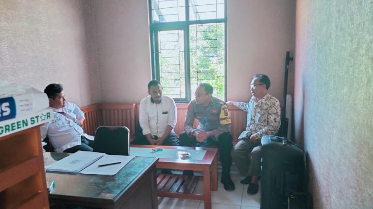 Giat Sambang dan Binluh Kepada Staf Desa Cara Kreatif Polsek Darangdan Polres Karawang Tingkatkan Komunikasi dan Sinergis Dengan Staf Desa