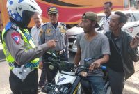Unit Lantas Polsek Limbangan  Polres Garut Tegur Pengendara Saat Ops Patuh Lodaya 2023