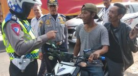 Unit Lantas Polsek Limbangan  Polres Garut Tegur Pengendara Saat Ops Patuh Lodaya 2023