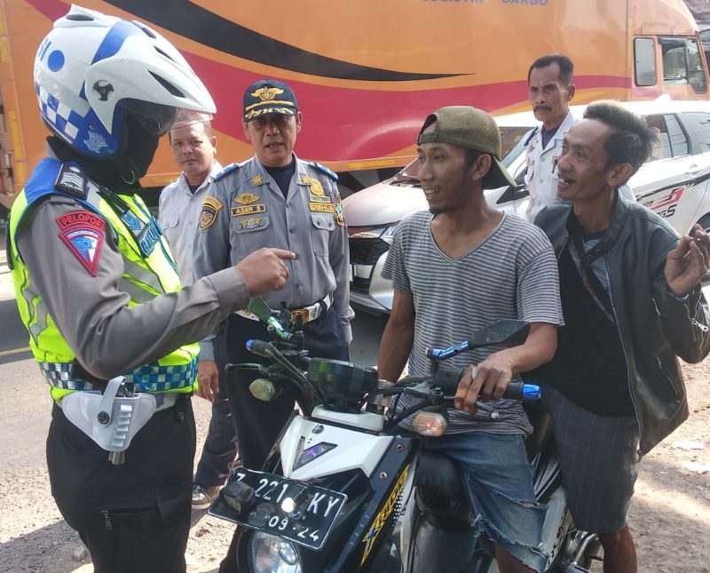 Unit Lantas Polsek Limbangan  Polres Garut Tegur Pengendara Saat Ops Patuh Lodaya 2023