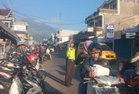 Jajaran Polsek Cisurupan Urai Kemacetan dan Laka 