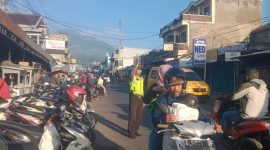 Jajaran Polsek Cisurupan Urai Kemacetan dan Laka 