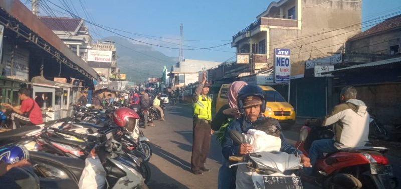 Jajaran Polsek Cisurupan Urai Kemacetan dan Laka 
