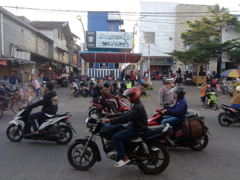 Polsek Wanaraja Polres Garut Urai Kepadatan Arus Lalu Lintas Di Depan Pasar Modern Wanaraja