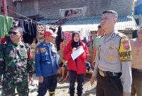 Bhabinkamtibmas Polsek Tarogong Kidul Bersama Warga Padamkan Api di Tempat Kejadian Kebakaran Rumah Semi Permanen