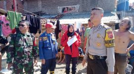 Bhabinkamtibmas Polsek Tarogong Kidul Bersama Warga Padamkan Api di Tempat Kejadian Kebakaran Rumah Semi Permanen