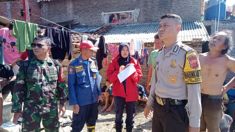 Bhabinkamtibmas Polsek Tarogong Kidul Bersama Warga Padamkan Api di Tempat Kejadian Kebakaran Rumah Semi Permanen