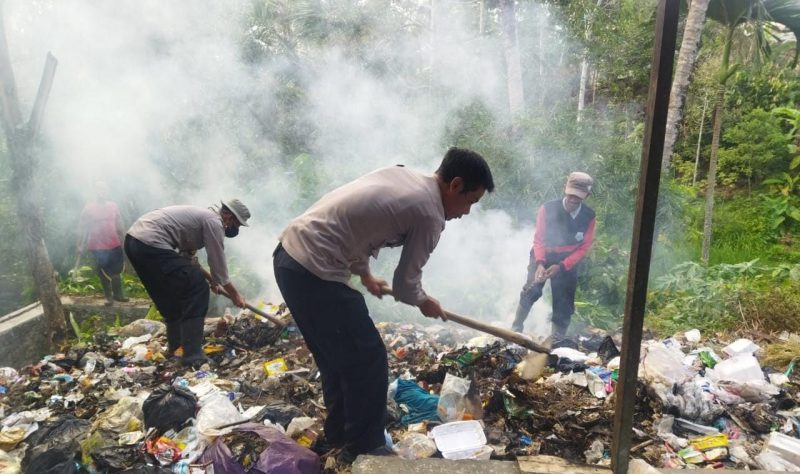 Polsek Leuwigoong Polres Garut Peduli Lingkungan Bersihkan Sampah Berserakan di Desa Karangsari