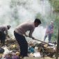 Polsek Leuwigoong Polres Garut Peduli Lingkungan Bersihkan Sampah Berserakan di Desa Karangsari