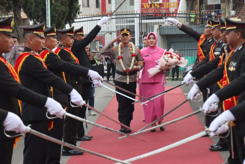 Tongkat Kepemimpinan Polres Garut Di Serah Terimakan Kepada AKBP Rohman Yonky Dilatha , S.I.K., M.Si
