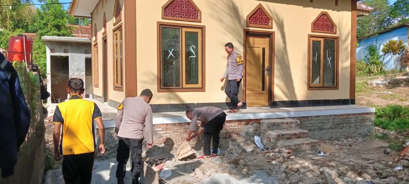 Bersihkan Masjid Personil Polsek Leuwigoong Polres Garut Laksanakan Kerja Bakti Bersama Warga