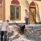 Bersihkan Masjid Personil Polsek Leuwigoong Polres Garut Laksanakan Kerja Bakti Bersama Warga