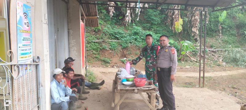Sinergitas Polsek Garut Kota Polres Garut Bersama Babinsa Dengarkan Keluhan Warga di desa Binaan 