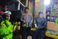 Dua Sejoli Kasat Samapta Bersama Kabag Ops Polres Garut Amankan Ratusan Botol Miras Berbagai Merk