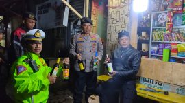 Dua Sejoli Kasat Samapta Bersama Kabag Ops Polres Garut Amankan Ratusan Botol Miras Berbagai Merk