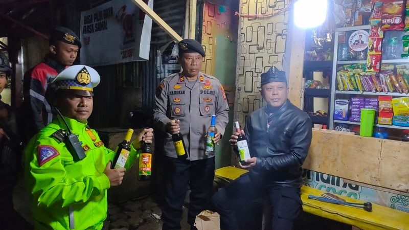 Dua Sejoli Kasat Samapta Bersama Kabag Ops Polres Garut Amankan Ratusan Botol Miras Berbagai Merk