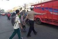 Tanggapi Keluhan Masyarakat Polsek Wanaraja Polres Garut Urai Kepadatan Arus Lalu Lintas di Depan Pasar Modern Wanaraja