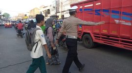 Tanggapi Keluhan Masyarakat Polsek Wanaraja Polres Garut Urai Kepadatan Arus Lalu Lintas di Depan Pasar Modern Wanaraja