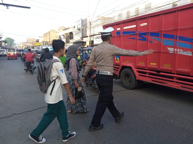 Tanggapi Keluhan Masyarakat Polsek Wanaraja Polres Garut Urai Kepadatan Arus Lalu Lintas di Depan Pasar Modern Wanaraja